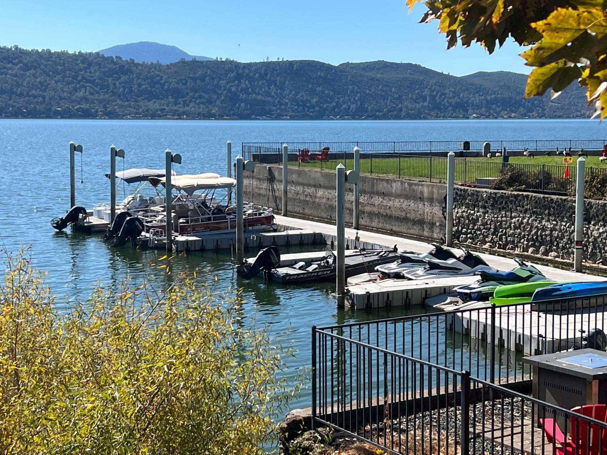Clear Lake Cottages & Marina Clearlake Esterno foto
